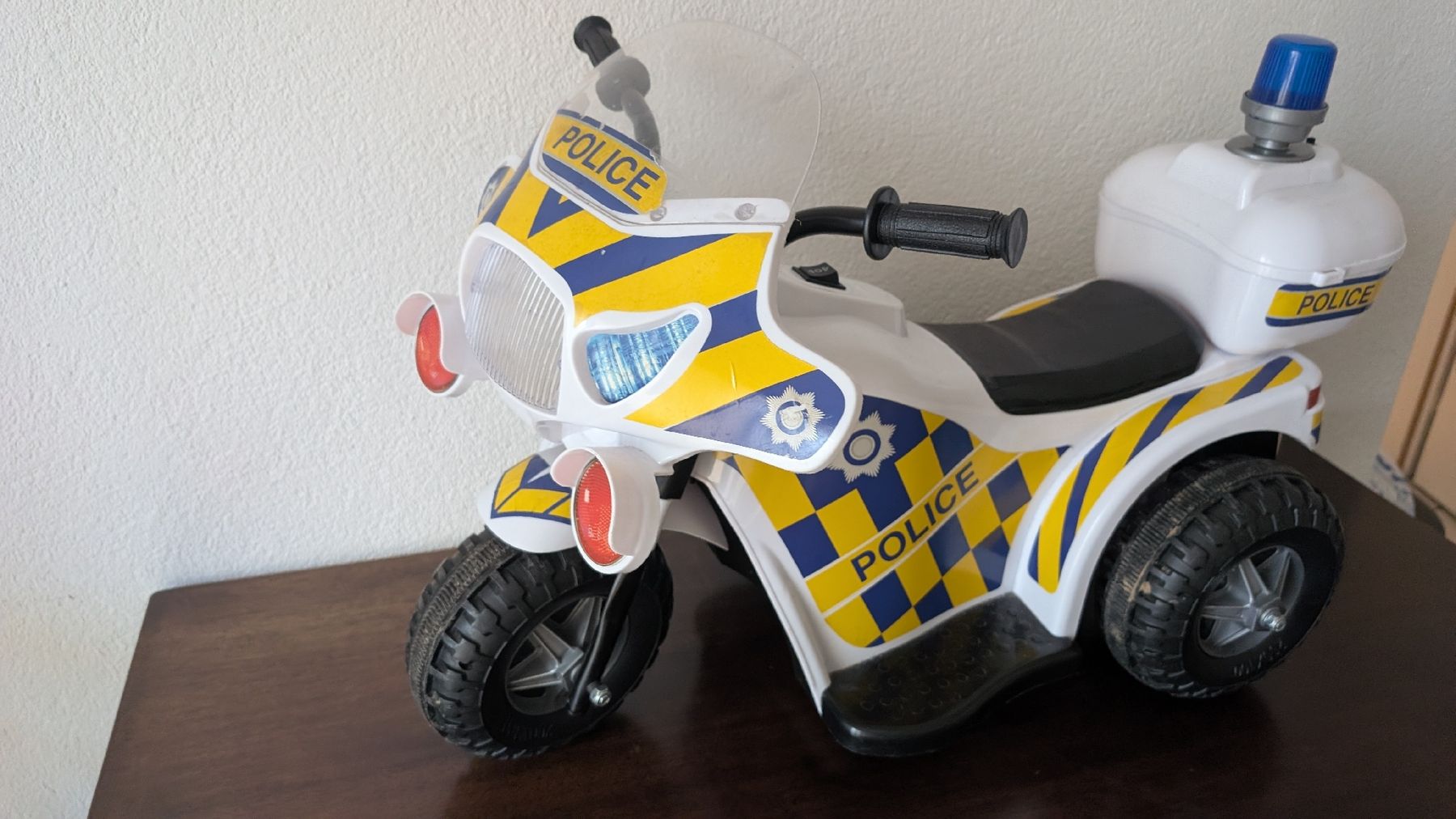 Véhicules pour enfants: Kinder Polizeimotorrad mit Akku und Ladegerät – D'occasion à Rorschach par Obi-Wan85 1