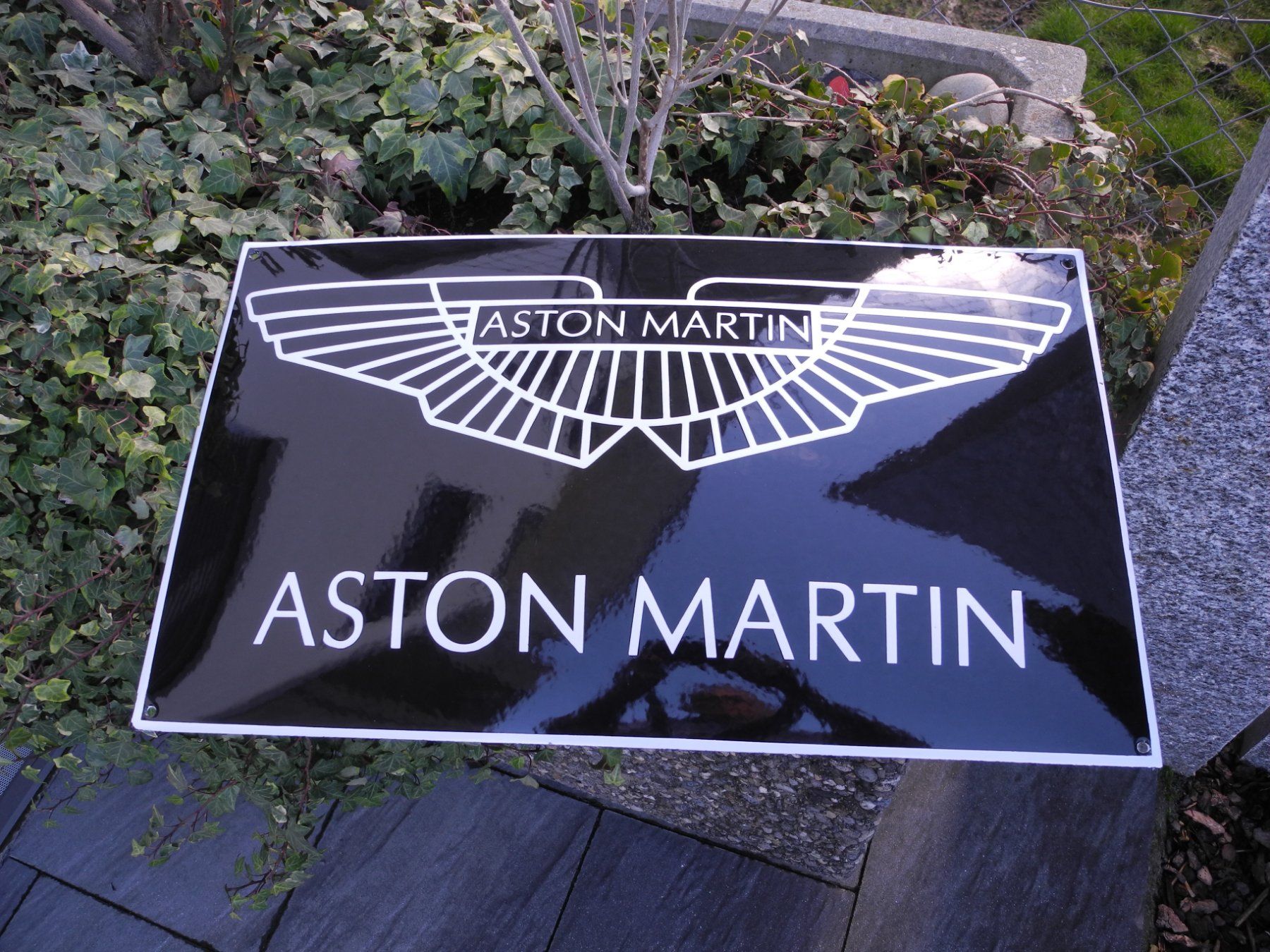 Aston Martin Insegne: ASTON MARTIN EMAILSCHILD – Nuovo (secondo la descrizione) da Reinach AG venduto da Huckleberrysix 1
