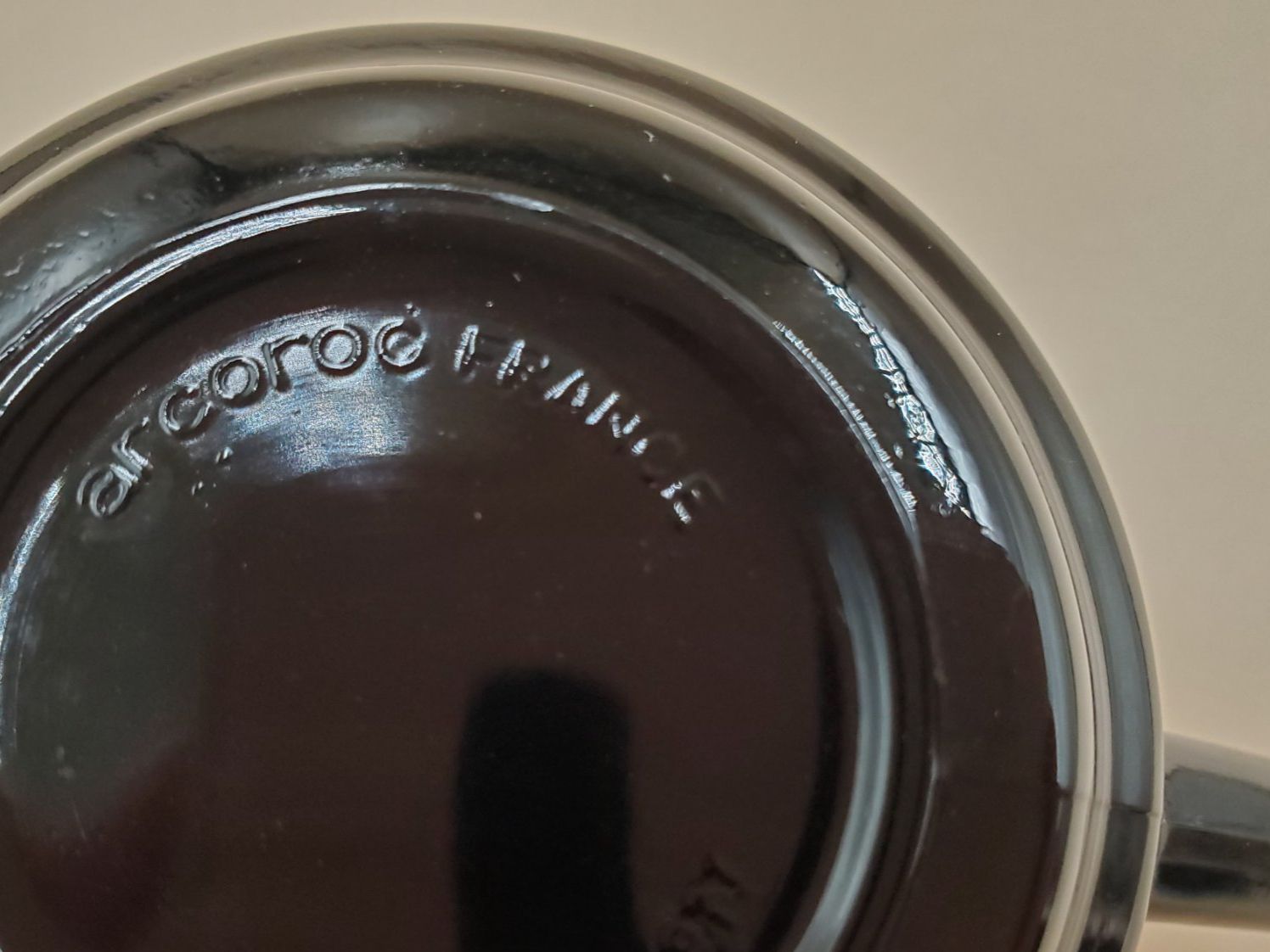 Tassen: Tasse noire vintage à fleurs Arcoroc – Gebraucht aus Rennaz von La_malle_du_dauphin 5