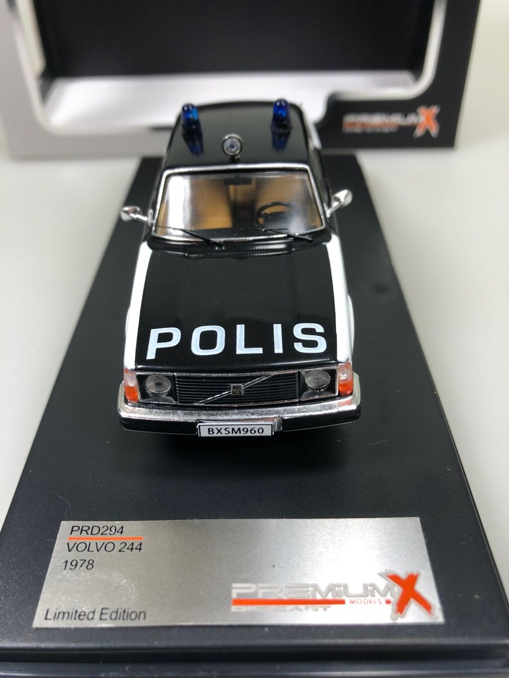Volvo Modellini d'auto: Volvo 244 Polis - PremiumX - 1:43 – Usato da Widen venduto da Himan 2