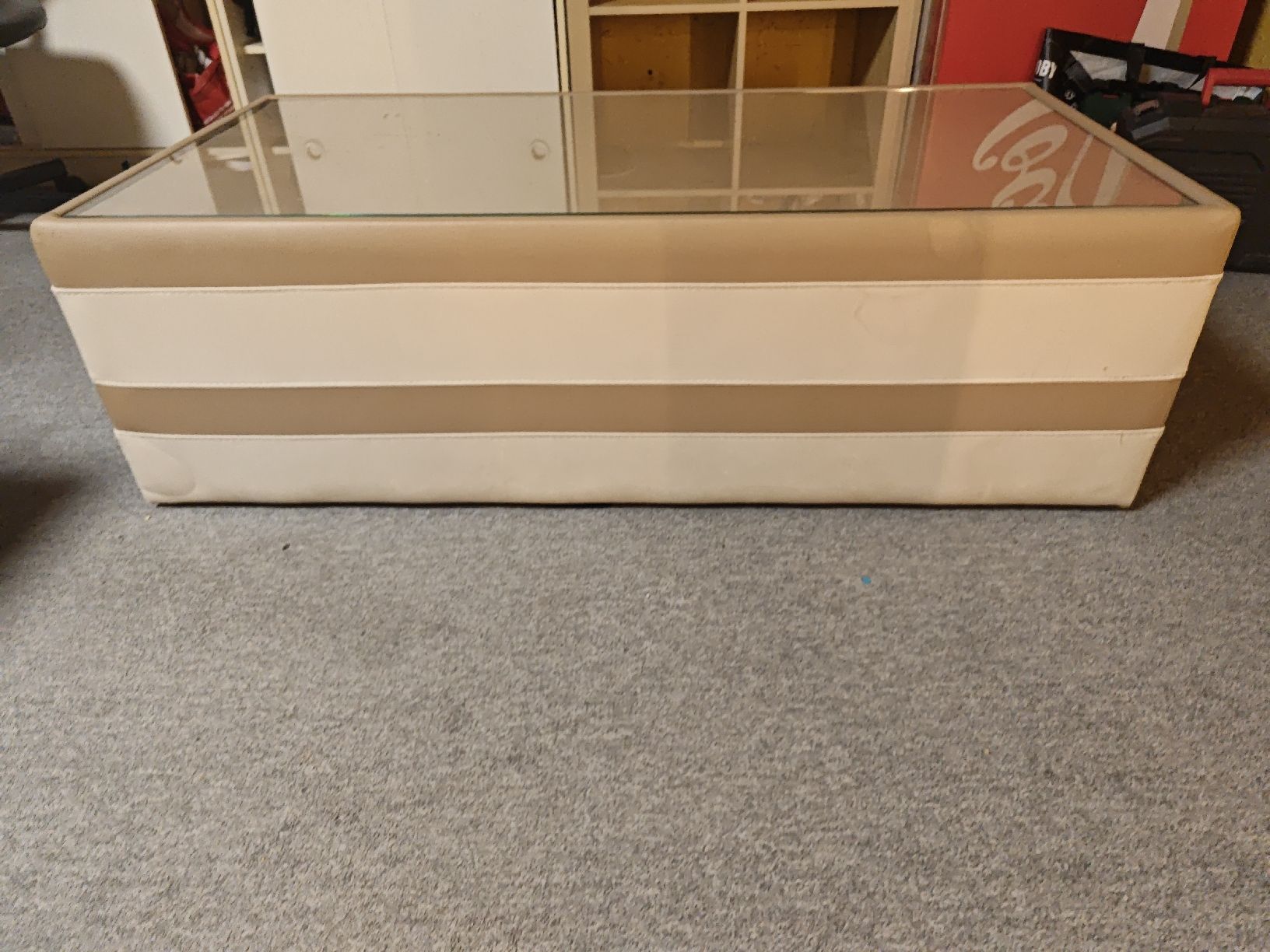 Tavoli: Couchtisch mit Glasplatte, Beige/Creme – Nuovo (secondo la descrizione) da Sissach venduto da Siraiwan 1