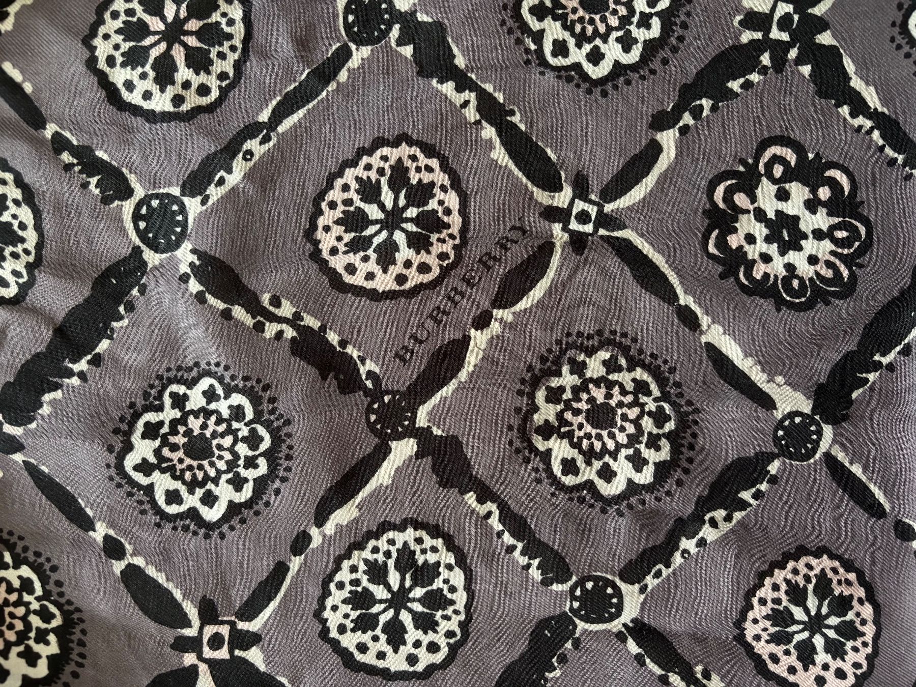 Burberry Foulard & Sciarpe: Burberry foulard – Nuovo (secondo la descrizione) da Wallisellen venduto da Daisy_Luxury 2