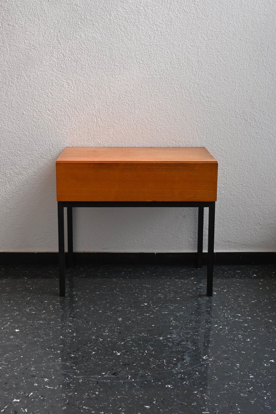 Comodini: Victoria Nachttisch mit Schub – Usato da Zürich venduto da starch.studio 1