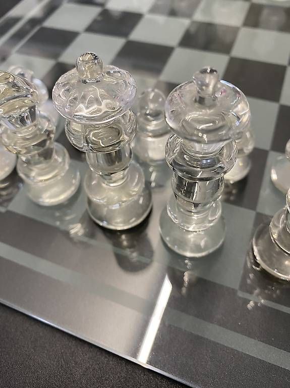 Jeux: Schachbrett aus Glas, komplett – D'occasion à Kaisten par AMSImara 2