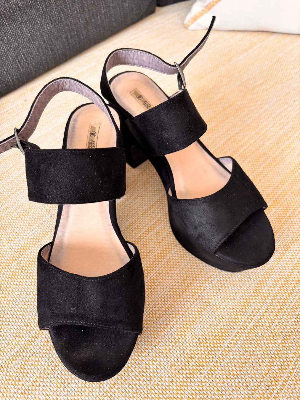 Scarpe da donna: Sandales à talons et plateforme – Usato da Romainmôtier venduto da val_r8sn