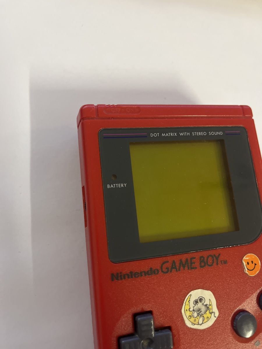Nintendo Konsolen: Roter Game Boy, Retro-Gaming Spass – Gebraucht aus Attelwil von World_of_Comics 3