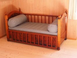 Antikes Biedermeier Kinderbett – Nussbaum Wurzelfurnier