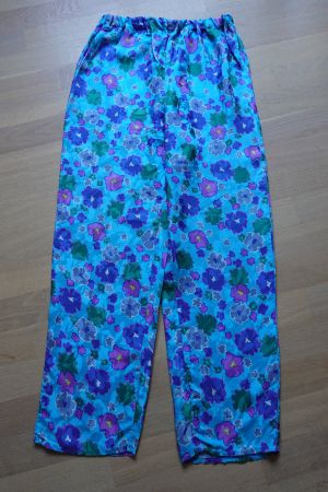 Hose: luftige Sommerhose mit Blumenmuster Seide M Unikat