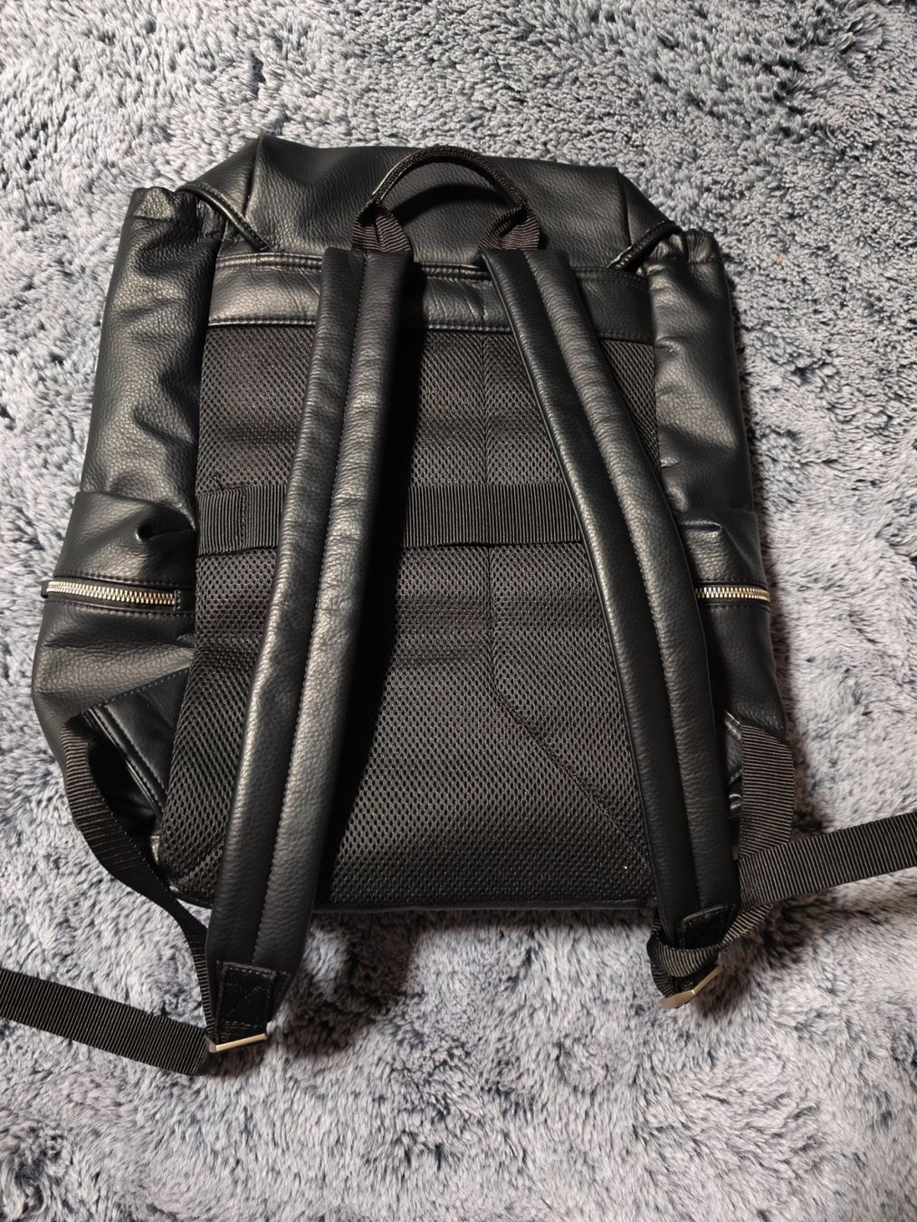 Zaini: Grosser Rucksack schwarz Kunstleder Unisex Damen /Herren – Nuovo (secondo la descrizione) da Uster venduto da zebralino 1