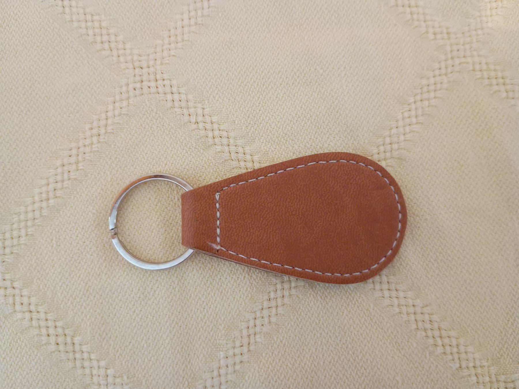 Portachiavi: Schlüsselanhänger beige, oval, Leder, ca. 9 cm – Nuovo (secondo la descrizione) da Buchs AG venduto da ReaNaTsch