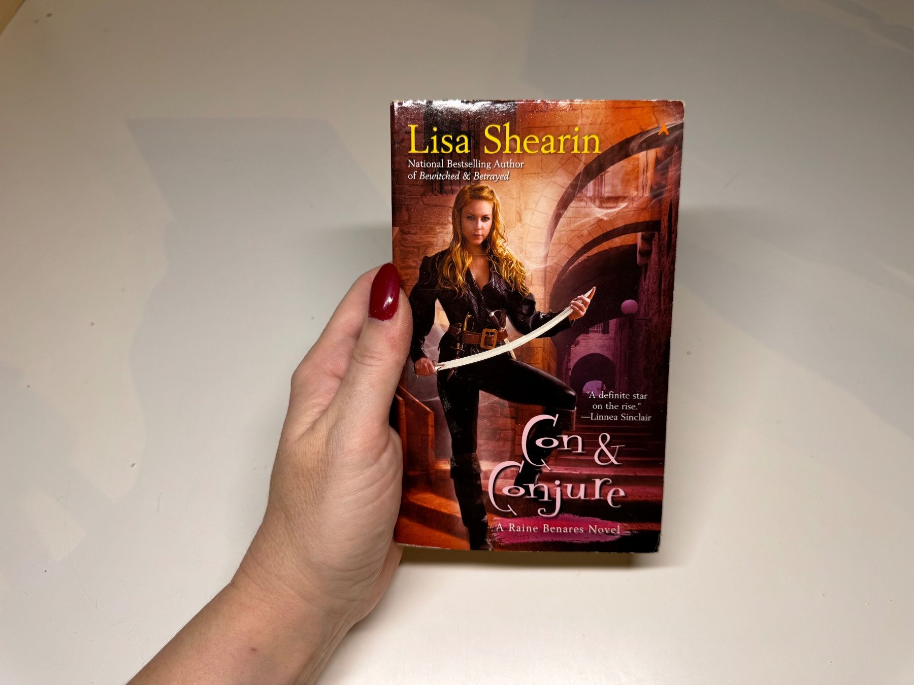 Libri: NOVEL: Lisa Shearin, Con & Conjure – Usato da Grosswangen venduto da English_books