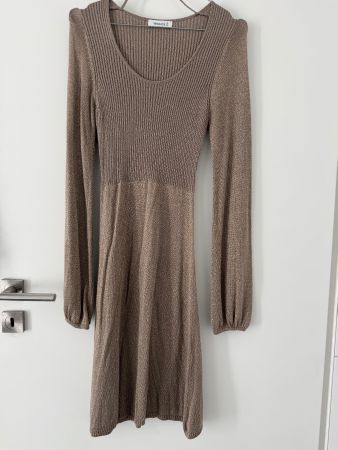 Fesliches wärmeres Abendkleid mit langen Ärmeln