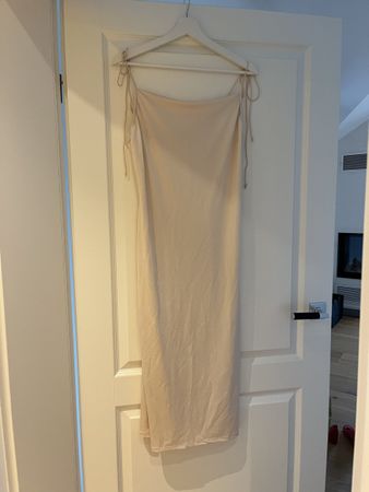 Kleid mit Schnüren