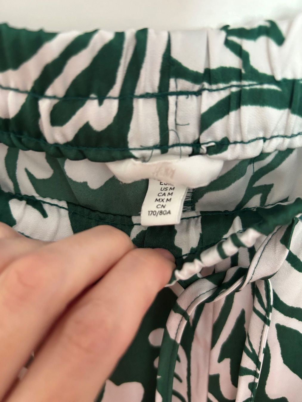 H&M Pantaloni: Luftige Sommerhose mit wunderschönem Print – Usato da Oberengstringen venduto da Bechi 3