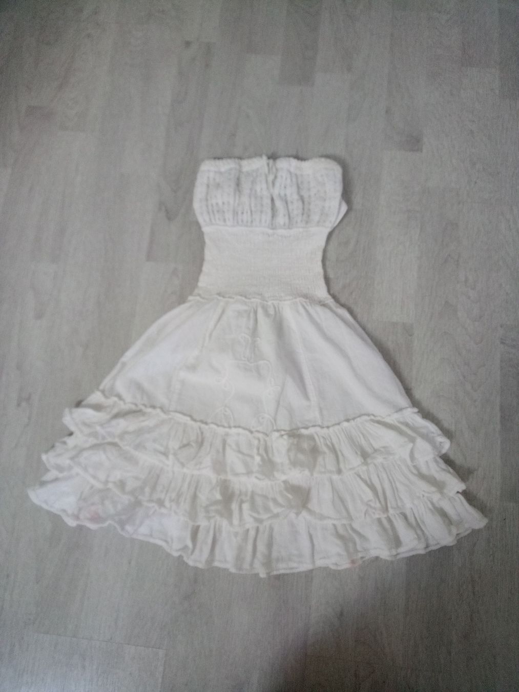 Kleider: Kleid weiss Grösse S Rüschen – Gebraucht aus Volketswil von Car1