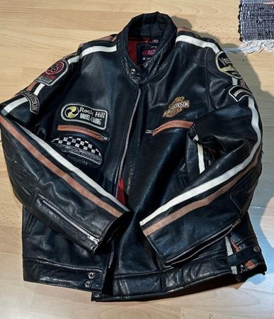 Bikerjacke für Herren / Echtleder mit Aufnäher und Streifen