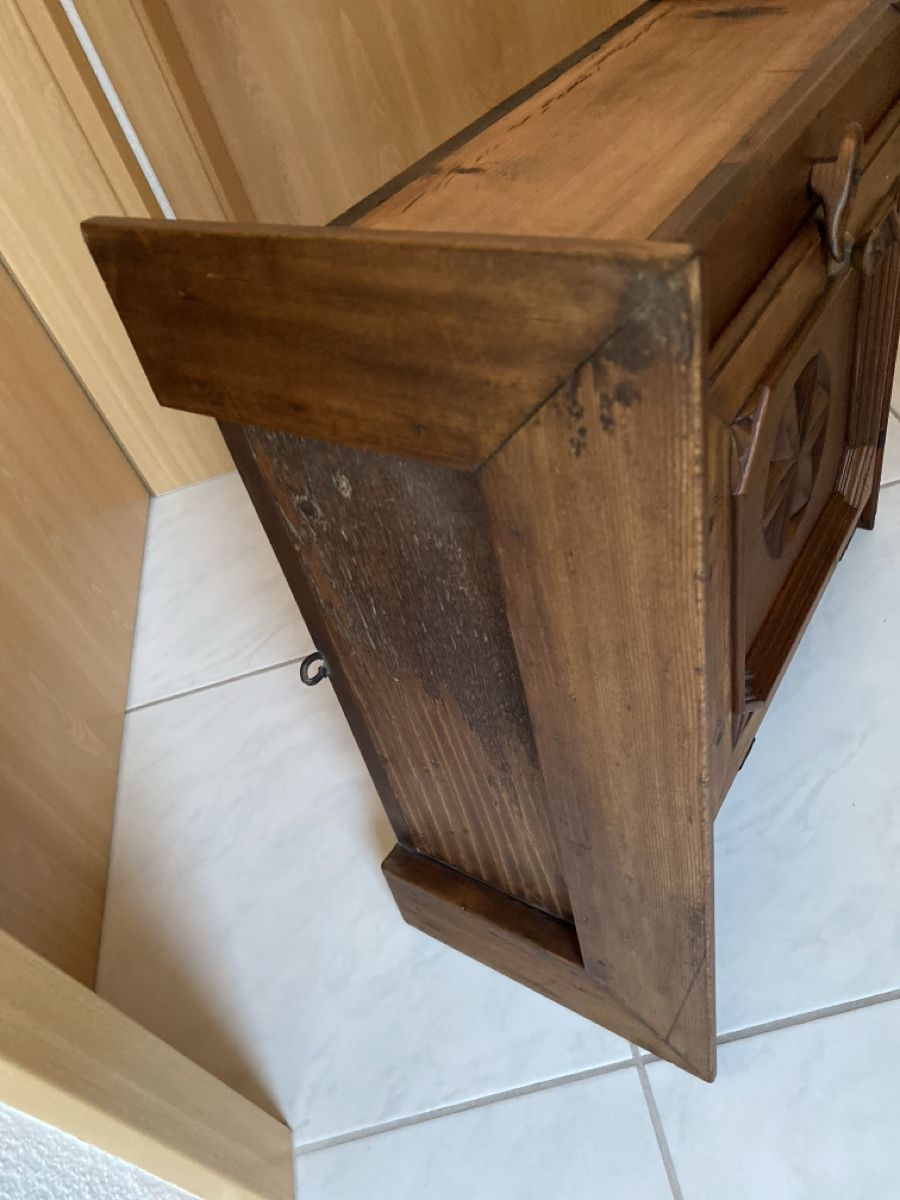 Armadi: Alter Hängeschrank, Gänterli , Holz massiv. – Usato da Biberist venduto da Momo33 5