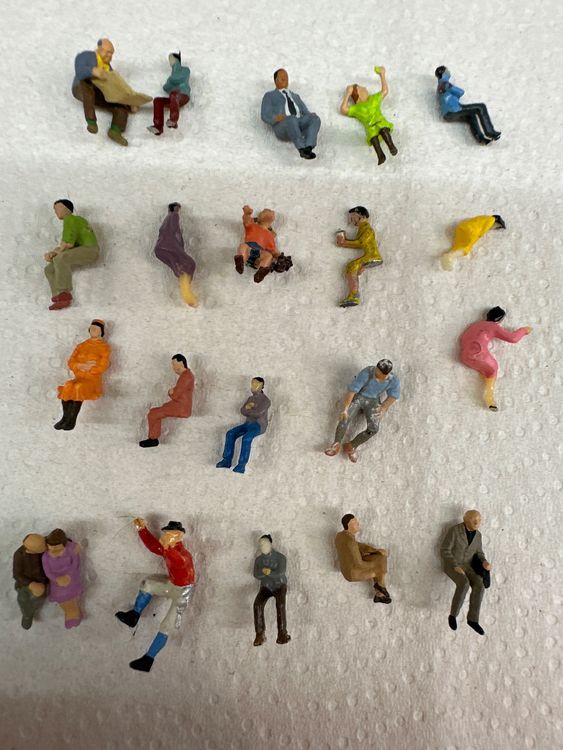 50 Stück Sitzende Miniatur-Figuren 1:32 - Bemalte Kunststoff-Figuren Für Modellbau