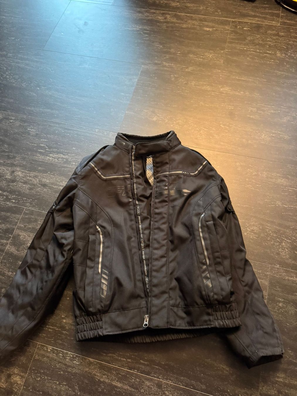 FLM Costumes, combinaisons de sport et fonctionnelles: Motorradkombi FLM – D'occasion à Trimbach par Leue71