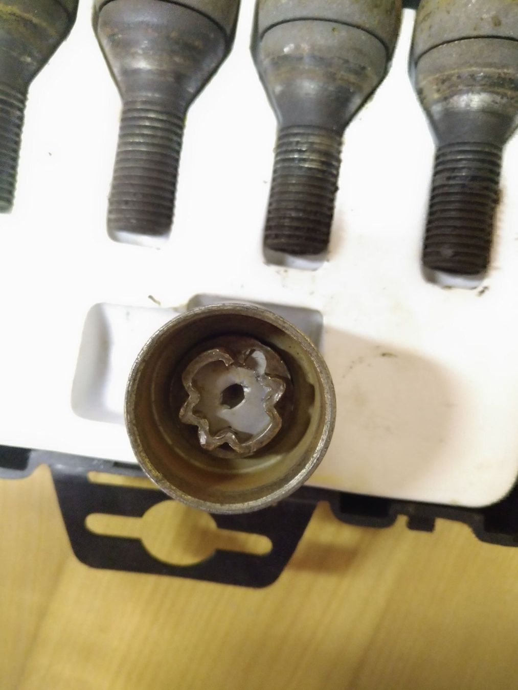 Opel Alle Autoersatzteile: Opel Radsicherungs Schrauben GM – Gebraucht aus Dierikon von tasticfantastic 2