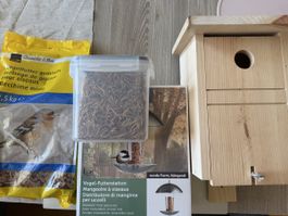 Vogelhaus mit Futterstation & 2.5kg Vogelfutter gemischt