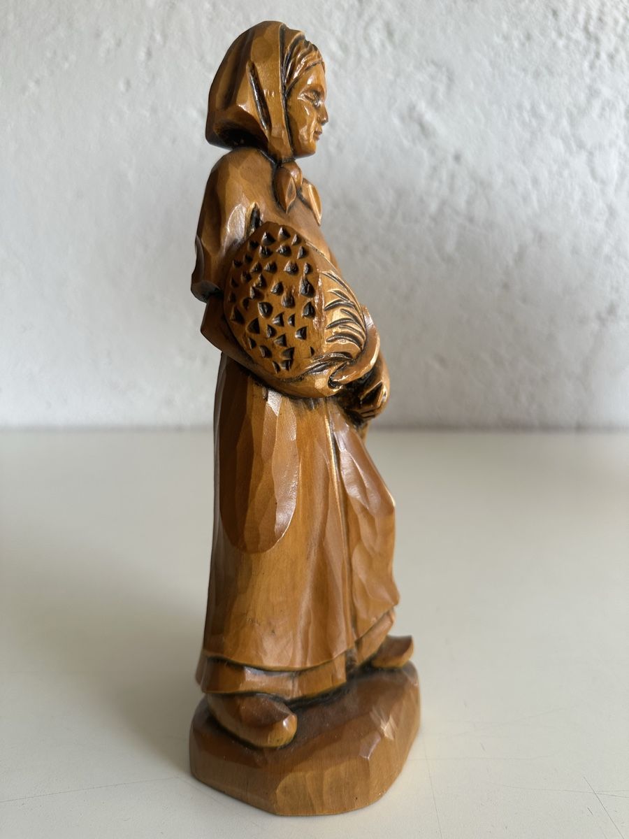 Skulpturen & Statuen: Handgeschnitzte Holzfigur Bäuerin 26 cm – Gebraucht aus Zetzwil von ZB05 1