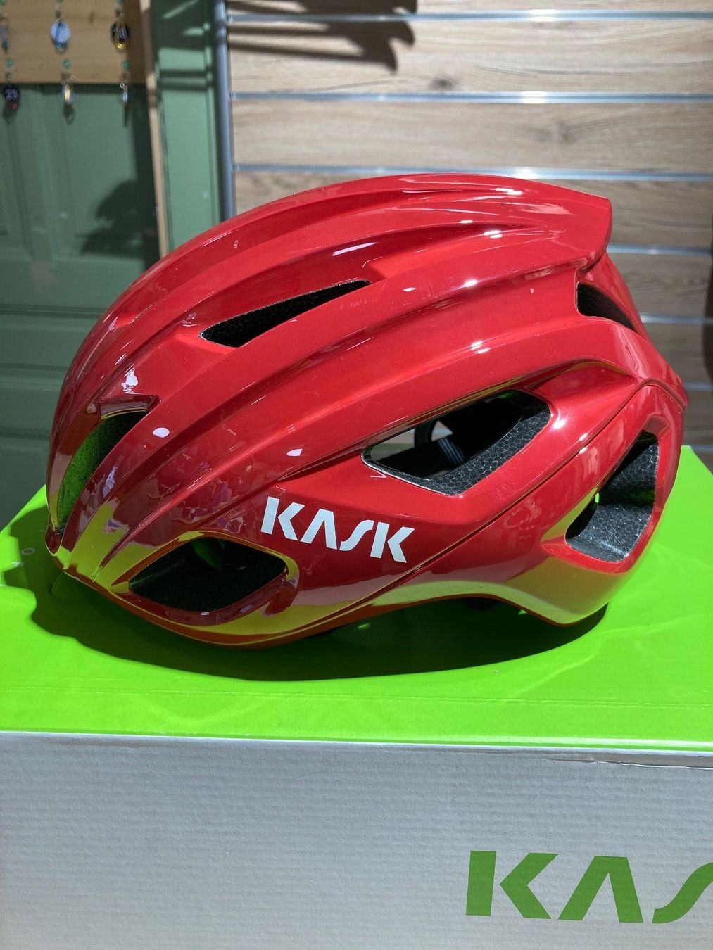 Kask Caschi: Kask Mojito 3 WG11 Helm Bloodstone, Medium – Nuovo (secondo la descrizione) da Lauterbrunnen venduto da Imboden-Bike 1