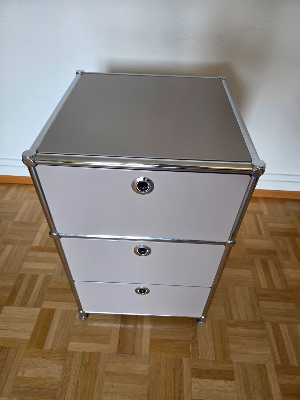Flexcube Cassettiere: FLEXCUBE Korpus 40x40cm, 62cm hoch, Taupe – Usato da Zürich venduto da Hawaii24 3