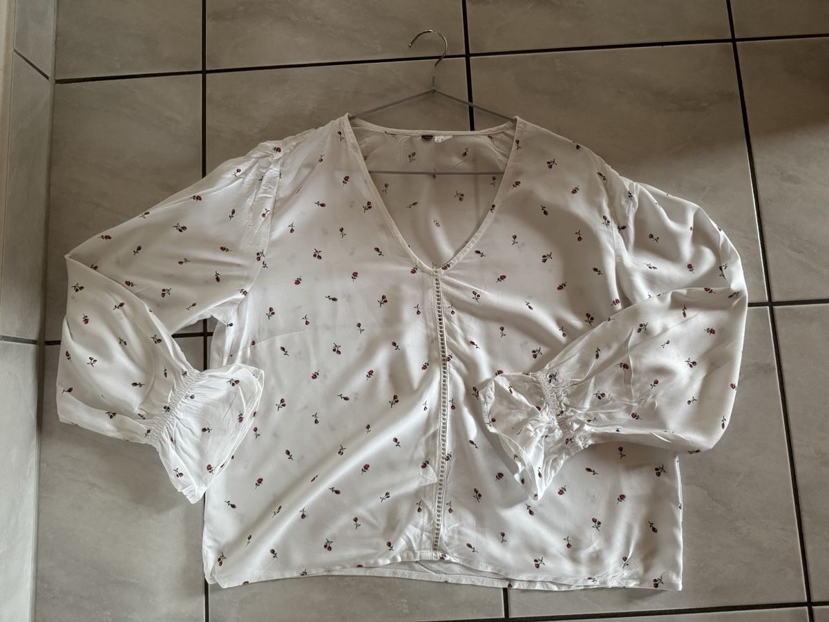H&M Camicette: H&M Bluse, Grösse 40, weiss mit Rosenmuster – Usato da Hergiswil NW venduto da kaufe_bei_kaufmann 2