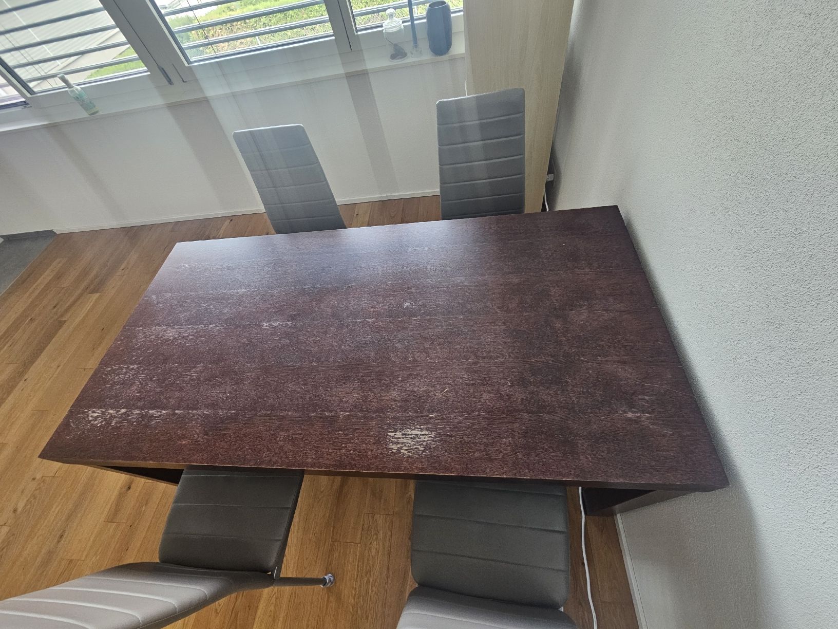 Set di tavolo e panche: Dining table with 4 chairs – Usato da Regensdorf venduto da kim_w6dy 1