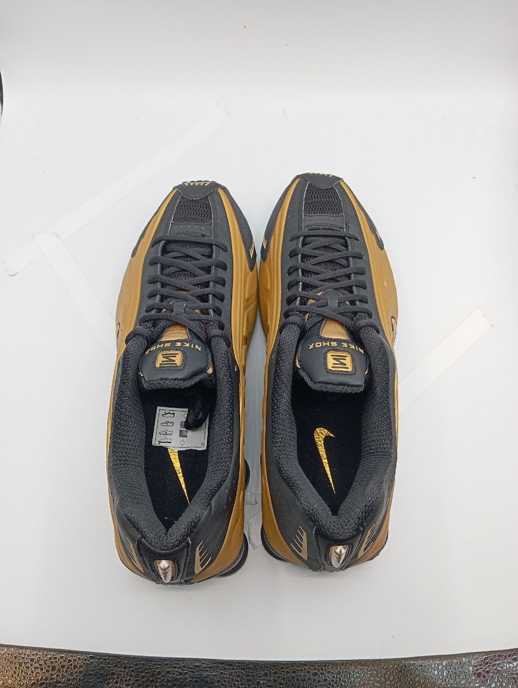 Nike Scarpe da uomo: Nike Shox R4 - Black Gold EU 44.5 – Nuovo e nell'imballaggio originale da Schaffhausen venduto da outlez 3
