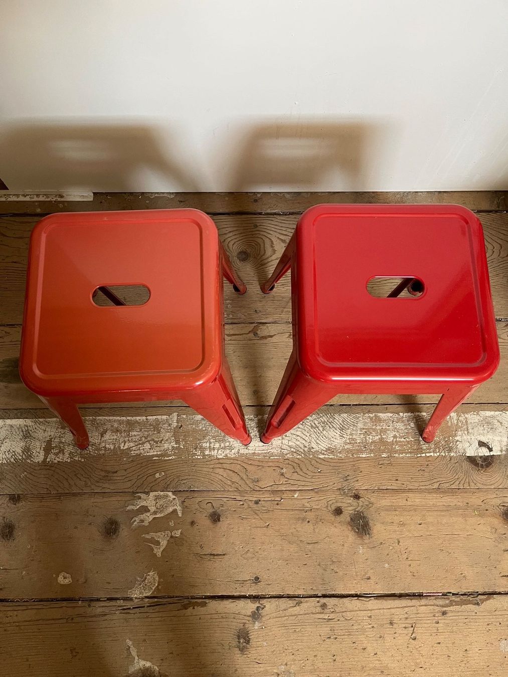 Tabourets: 2 rote Metallhocker | Stapelbar | Industrie-Design – D'occasion à Derendingen par Sabine16 1