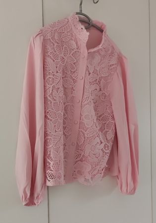 Magnifique Chemisier / Blouse rose en dentelle – Taille S