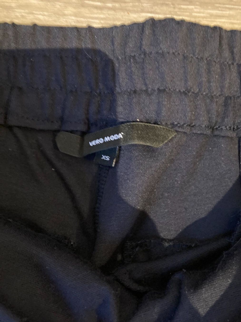 Pantaloni: Dunkelblaue Stoffhose Gr. XS – Usato da Thun venduto da Vans_98 2
