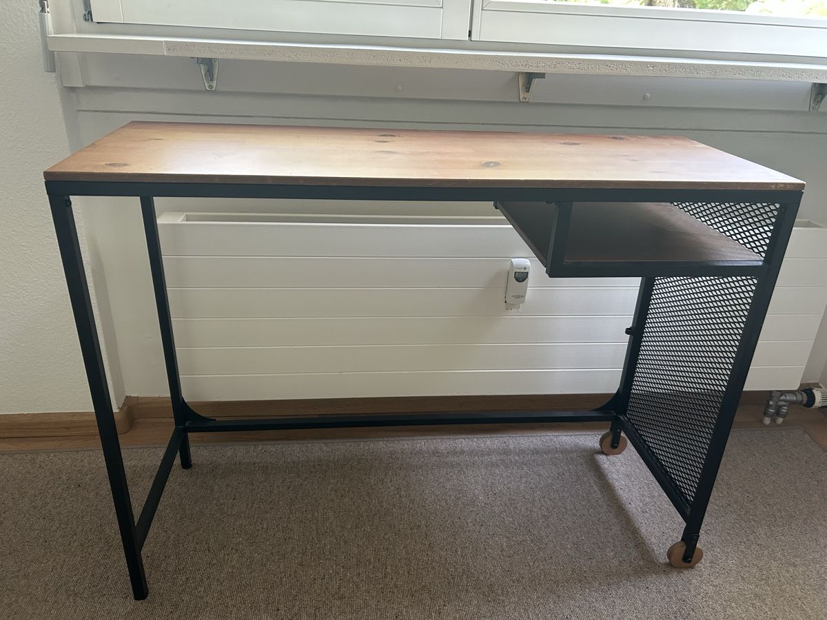 Scrivanie: Schreibtisch IKEA – Usato da Basel venduto da kbina