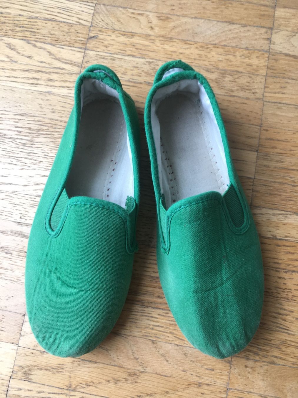Schuhe für Jungen: Haus Schuhe Kinder, Gr 30 – Gebraucht aus Zürich von VorlonShadow