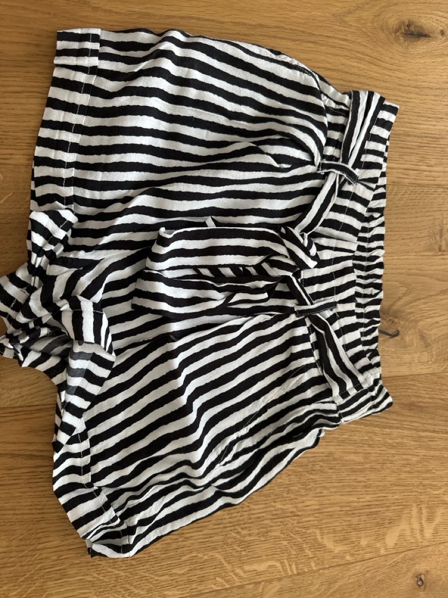 Tally Weijl Pantaloni: Kurze Hose schwarz/weiss gestreift Gr.36 – Usato da Diepoldsau venduto da Sonne14 1