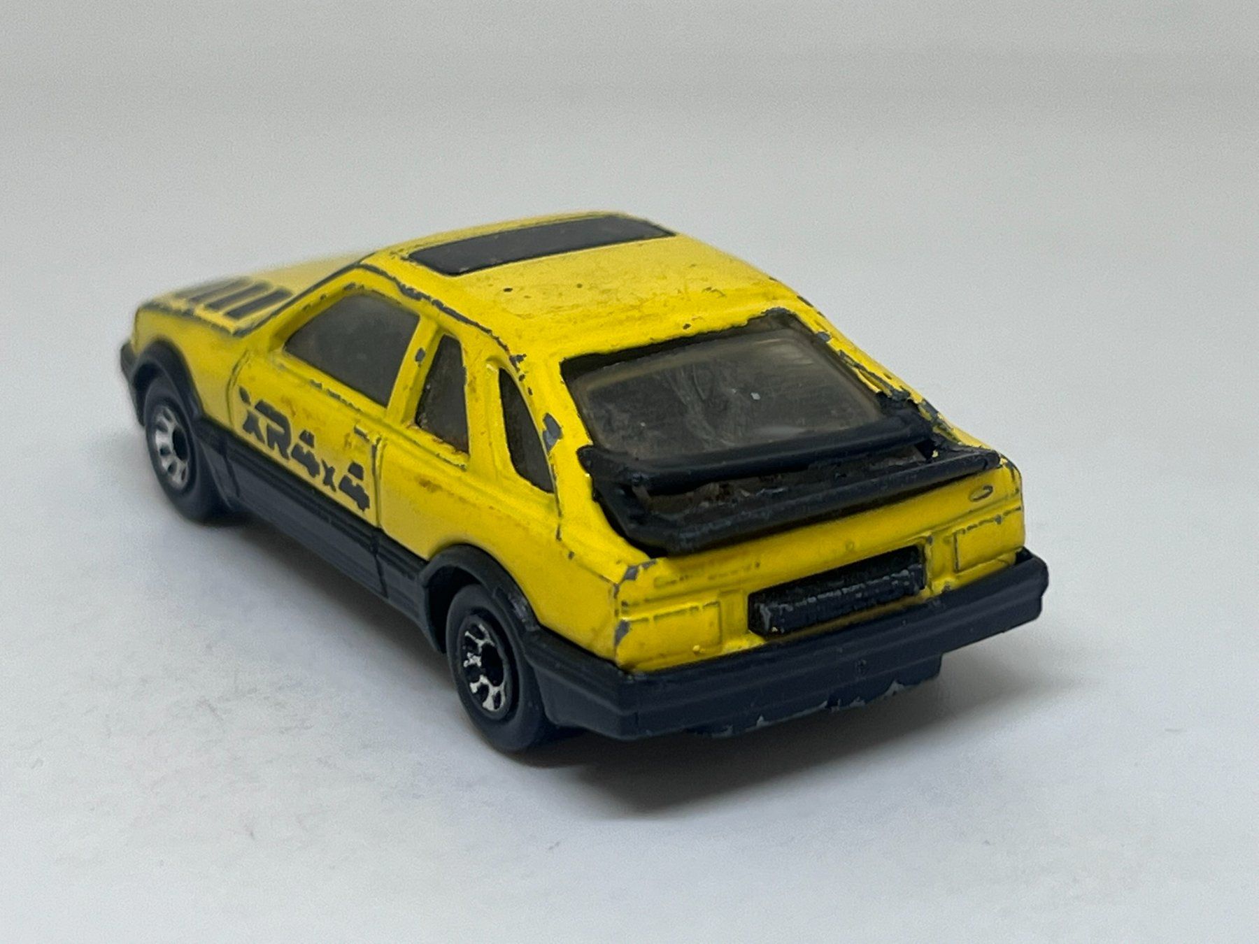 Matchbox Modellini d'auto: Matchbox Ford Sierra XR4i #679 – Usato da Wildegg venduto da LaaBoutique 2