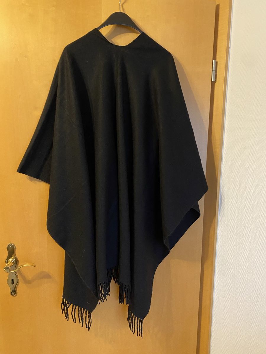 Giacche: Schicker Damenponcho schwarz mit Fransen Grösse M/L – Nuovo (secondo la descrizione) da Buchrain venduto da Sisi83 2