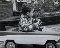 Vernacular Photography 1950s - Knabe mit Kinder - Auto