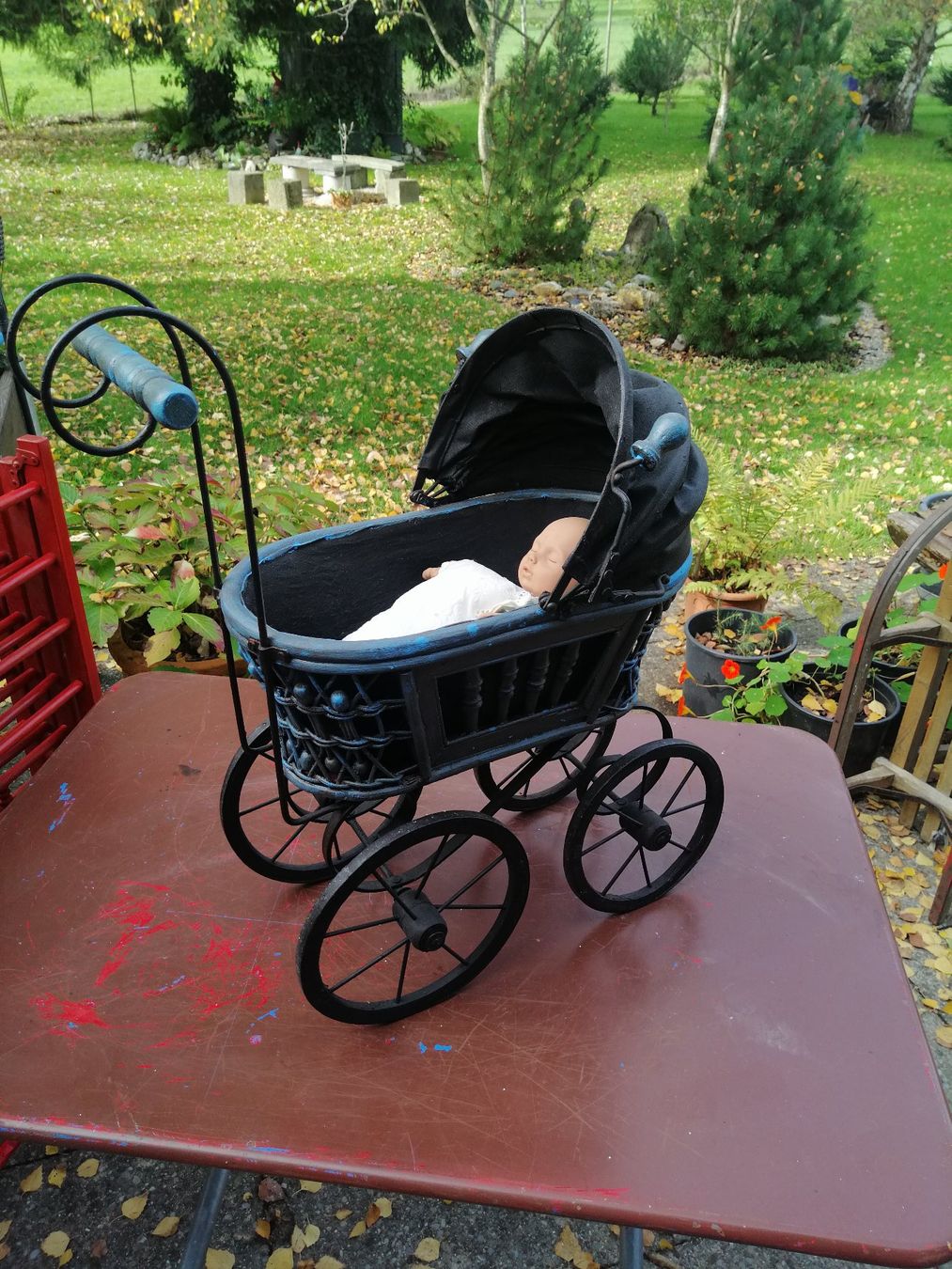 Carrozzine per bambole: Puppenwagen mit süsser Puppe – Usato da Hombrechtikon venduto da Vre_l9t8