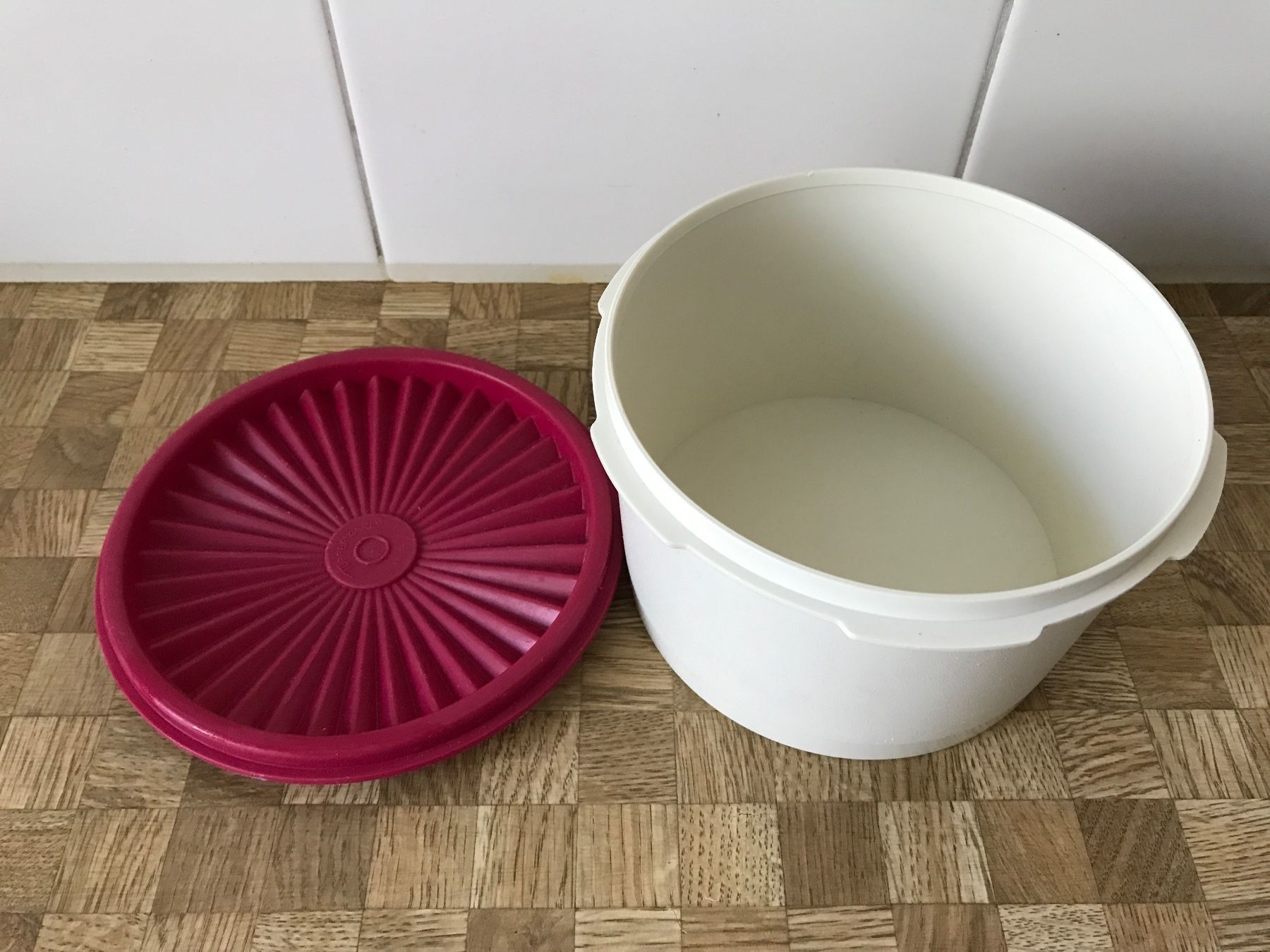 Tupperware Behälter & Ähnliches: Tupperware Dose mit Sonnendeckel – Gebraucht aus Birmensdorf ZH von Hilhan 1