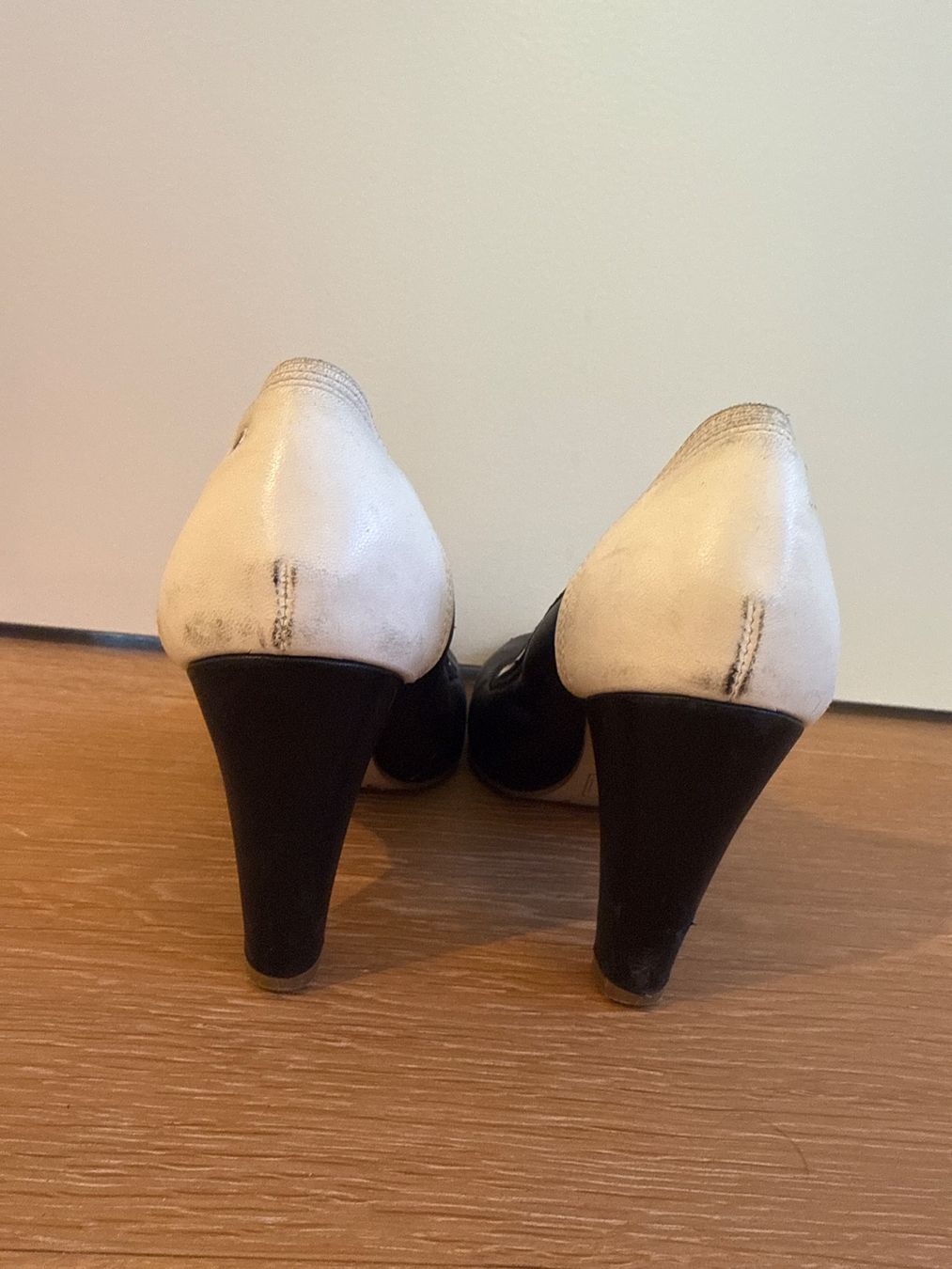 Tommy Hilfiger Scarpe da donna: Tommy Hilfiger - Klassische schwarze Pumps – Usato da Nürensdorf venduto da Marylane 2