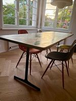 Tisch mit Gusseisenbeine