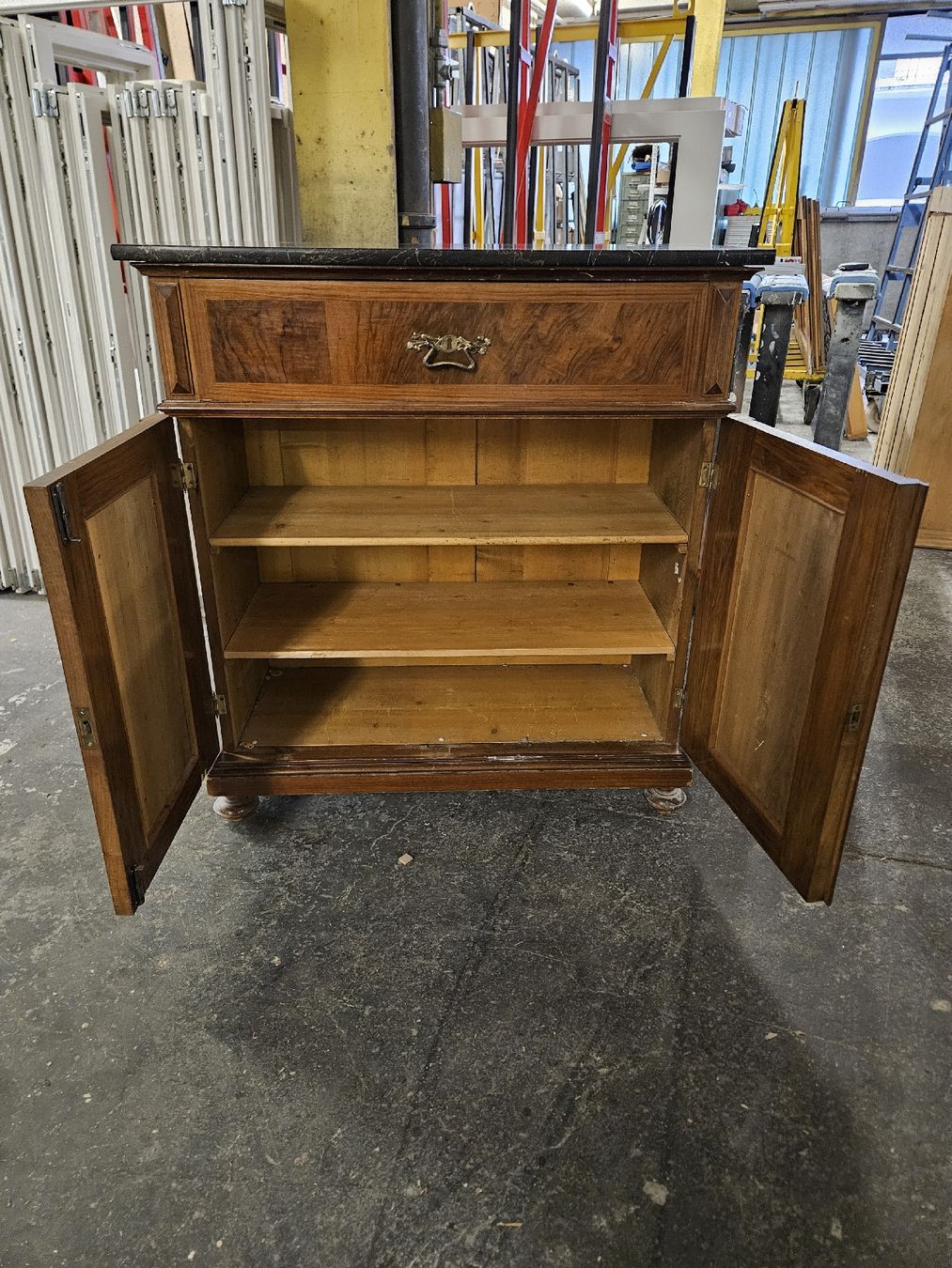 Cassettiere: Antiker Schrank Nussbaum Marmorplatte – Usato da Rorschach venduto da TimelessTrading 3