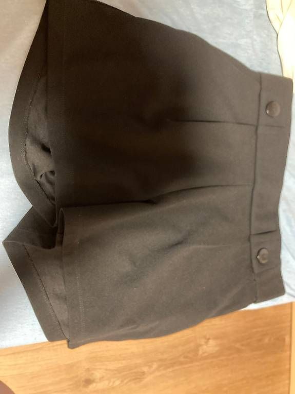 Lots de vêtements: Short JDY taille M – D'occasion à Aproz (Nendaz) par stbornet