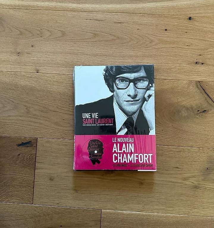 Libri: Buch: Une vie Saint Laurent – Usato da Düdingen venduto da kleidungsmarktplatz
