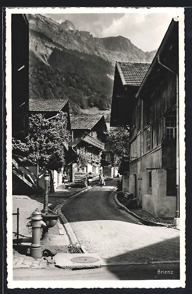 Ansichtskarten: AK Brienz, Strassenpartie mit Bergen – Gebraucht aus Berlin von bartko-reher