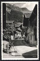 AK Brienz, Strassenpartie mit Bergen
