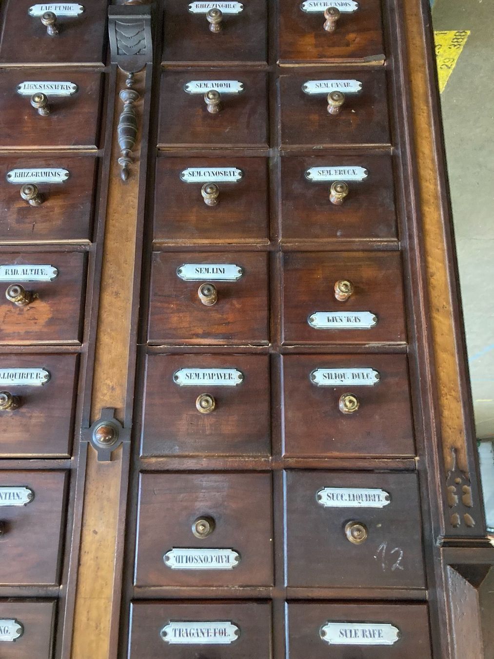Armadi: Antiker Apothekerschrank Leipzig 1880 – Usato da Buchs ZH venduto da JPK7 1